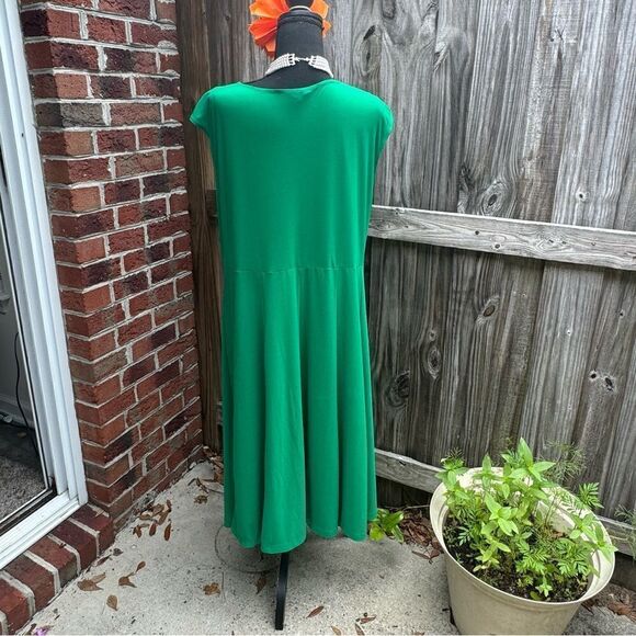 Green Sleevless Dress - Picture 2 of 6